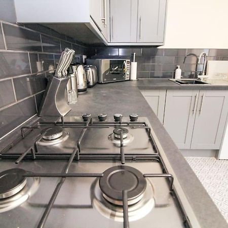 Modern 3 Bed, Contractors Welcome, Bradford Exterior foto