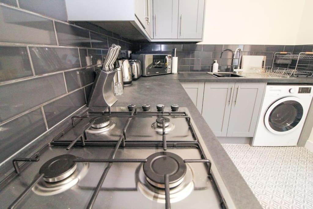 Modern 3 Bed, Contractors Welcome, Bradford Exterior foto