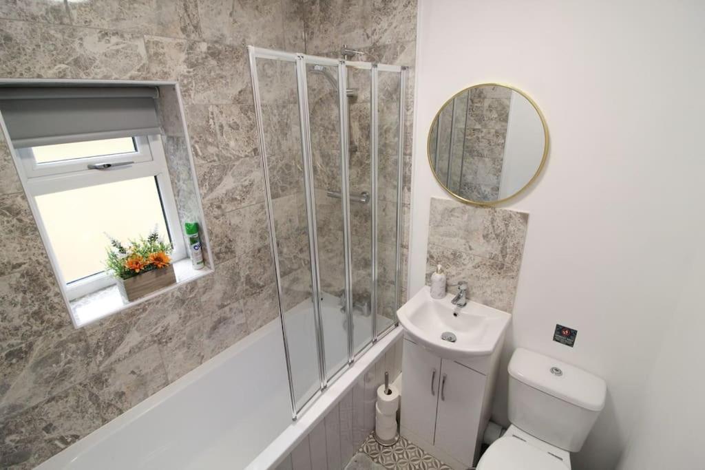 Modern 3 Bed, Contractors Welcome, Bradford Exterior foto