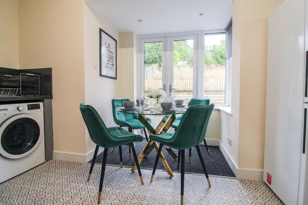 Modern 3 Bed, Contractors Welcome, Bradford Exterior foto