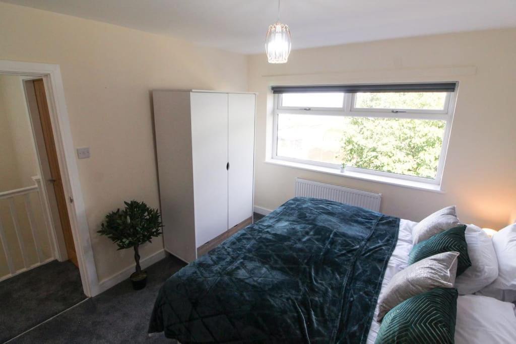 Modern 3 Bed, Contractors Welcome, Bradford Exterior foto