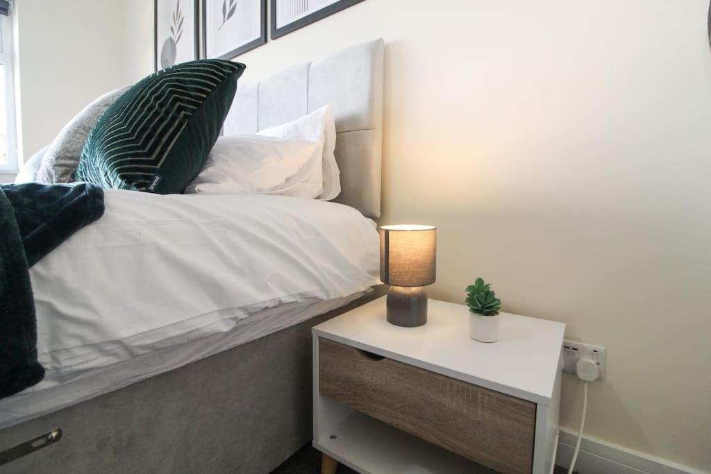 Modern 3 Bed, Contractors Welcome, Bradford Exterior foto