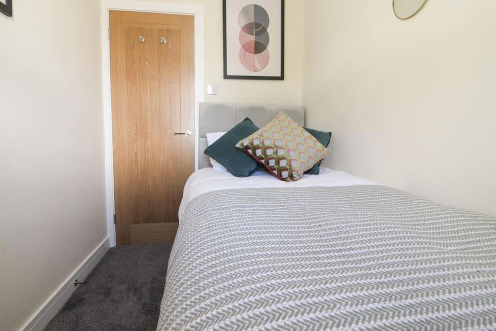 Modern 3 Bed, Contractors Welcome, Bradford Exterior foto