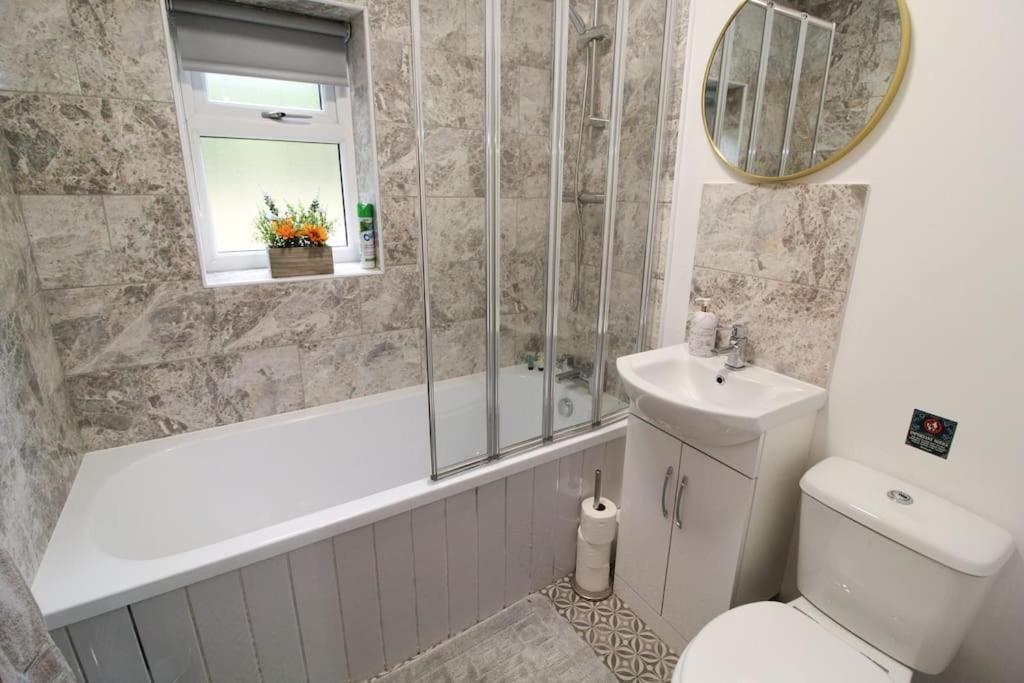 Modern 3 Bed, Contractors Welcome, Bradford Exterior foto