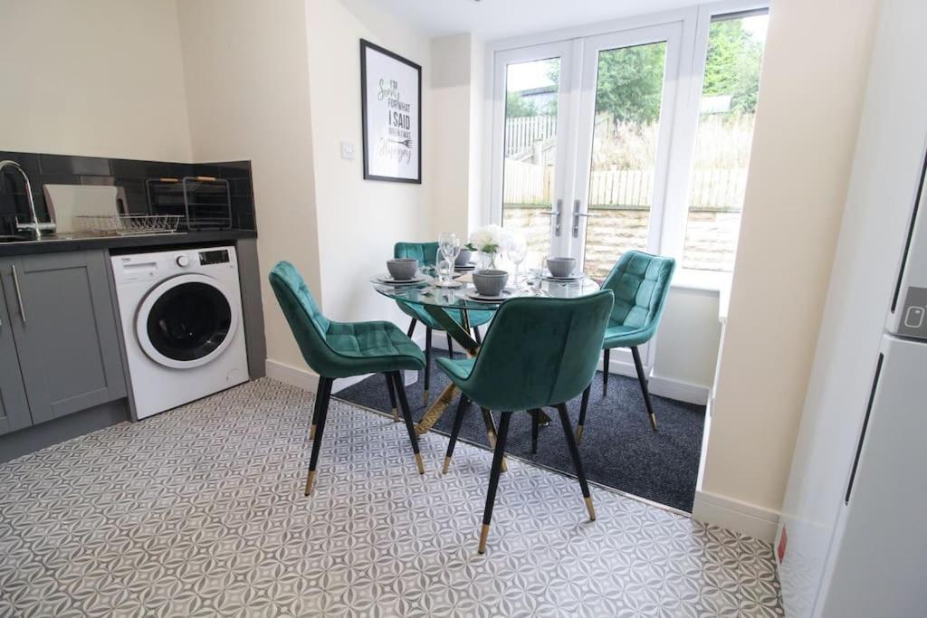 Modern 3 Bed, Contractors Welcome, Bradford Exterior foto
