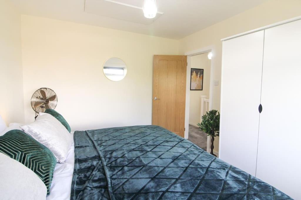 Modern 3 Bed, Contractors Welcome, Bradford Exterior foto