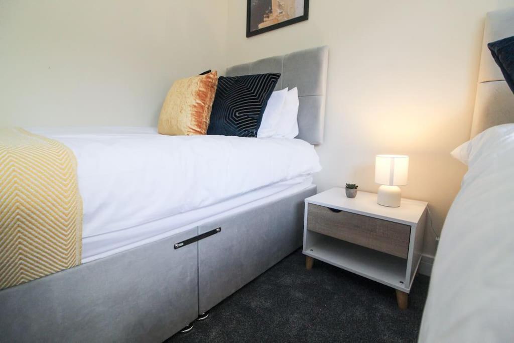 Modern 3 Bed, Contractors Welcome, Bradford Exterior foto