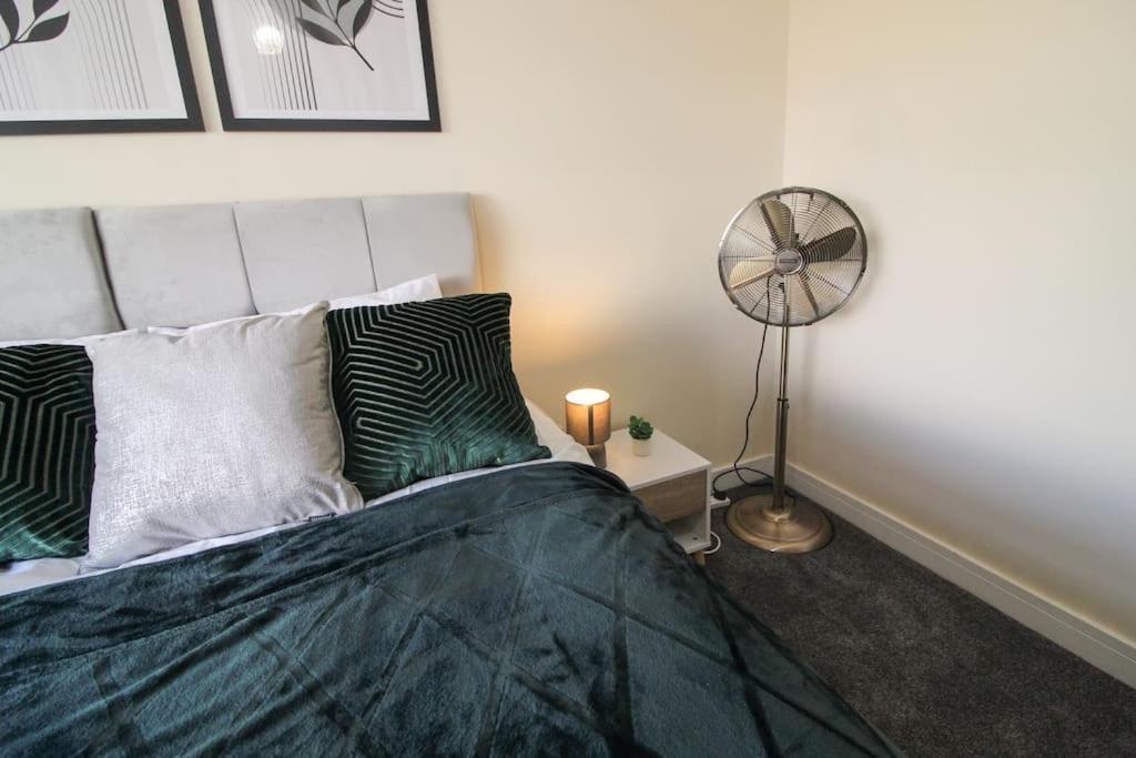 Modern 3 Bed, Contractors Welcome, Bradford Exterior foto