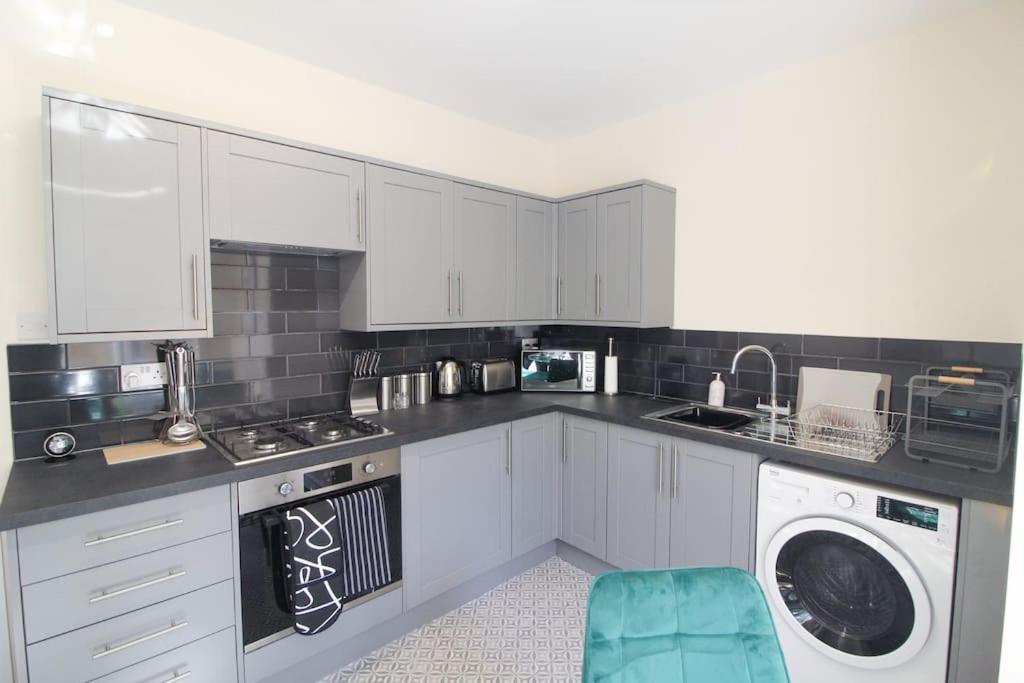Modern 3 Bed, Contractors Welcome, Bradford Exterior foto