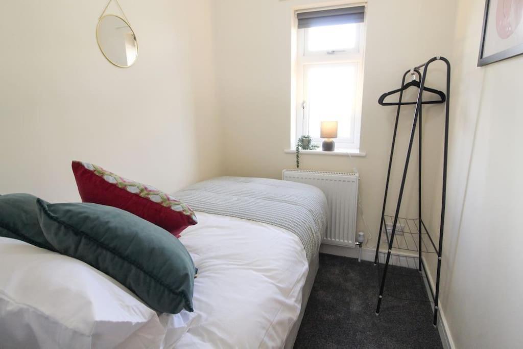 Modern 3 Bed, Contractors Welcome, Bradford Exterior foto