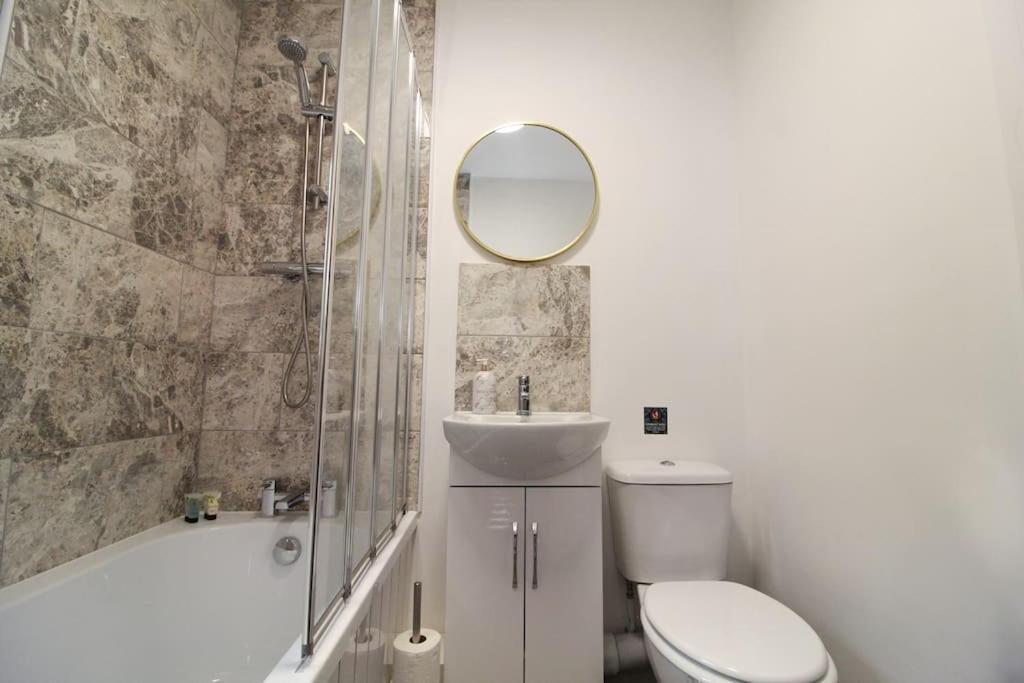 Modern 3 Bed, Contractors Welcome, Bradford Exterior foto