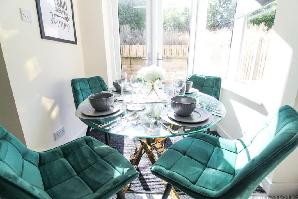Modern 3 Bed, Contractors Welcome, Bradford Exterior foto
