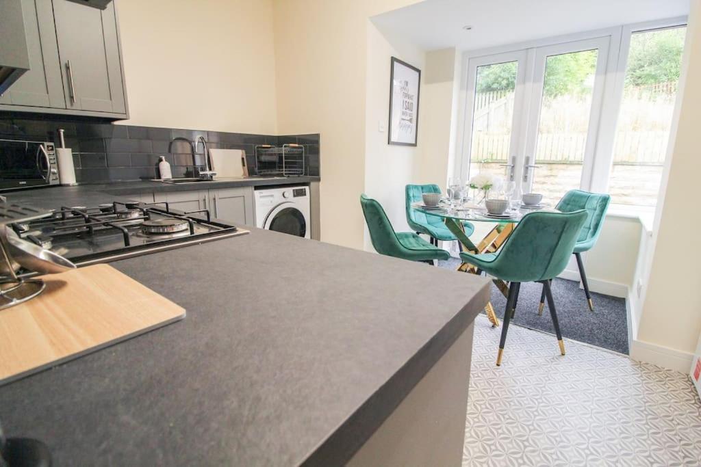 Modern 3 Bed, Contractors Welcome, Bradford Exterior foto