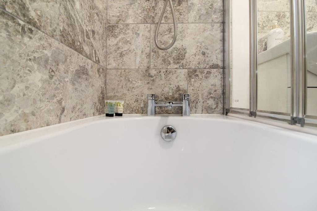 Modern 3 Bed, Contractors Welcome, Bradford Exterior foto