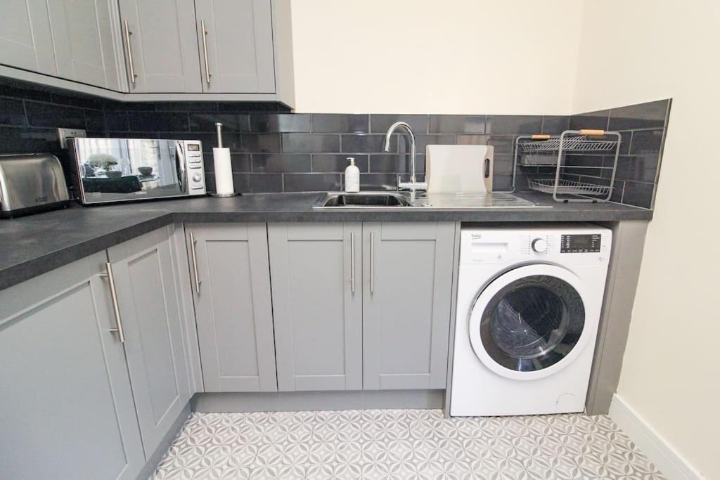 Modern 3 Bed, Contractors Welcome, Bradford Exterior foto
