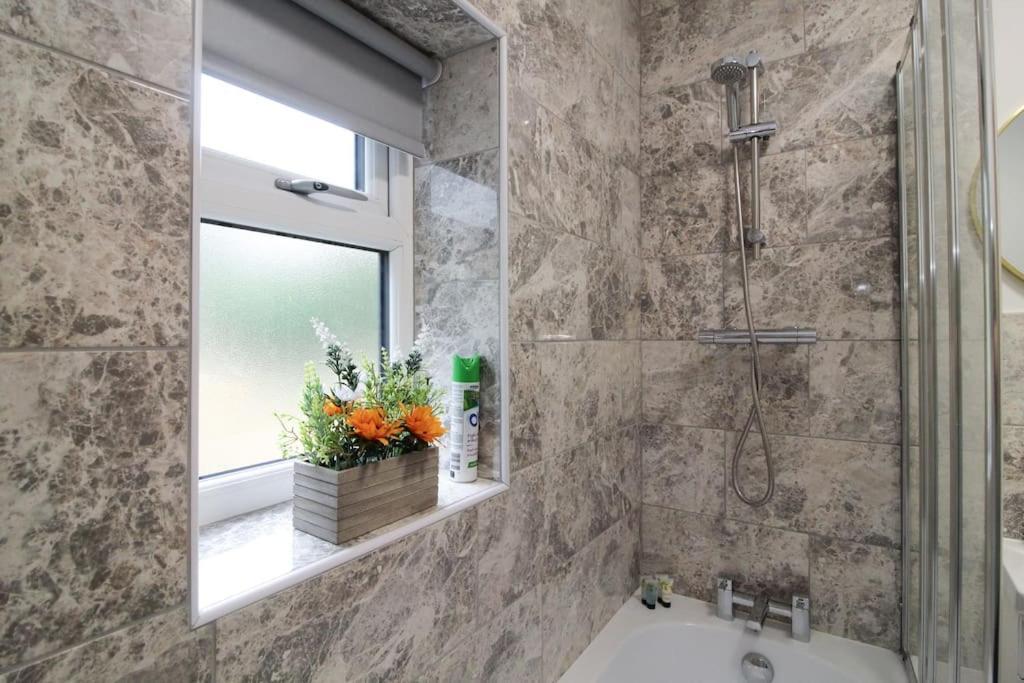 Modern 3 Bed, Contractors Welcome, Bradford Exterior foto