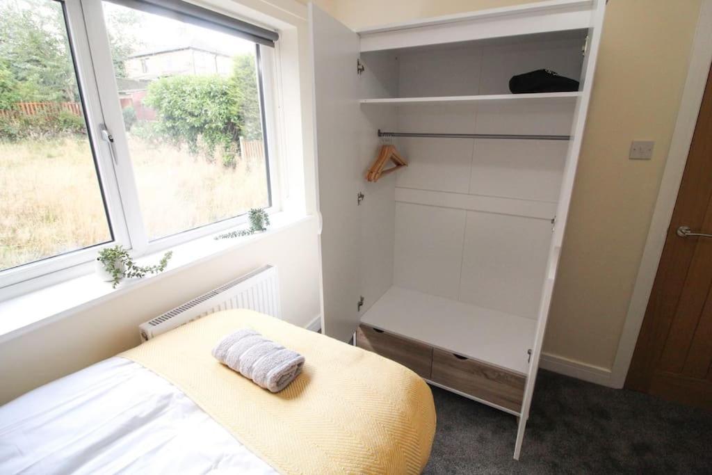 Modern 3 Bed, Contractors Welcome, Bradford Exterior foto
